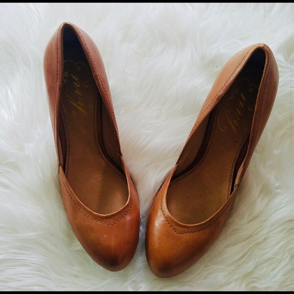Envy Cognac Almond Toe Heels - Picture 3 of 6